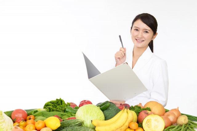 野菜や果物と管理栄養士の女性